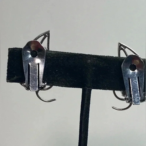 VINTAGE SILVER AND "AMETHYST" LOOKING STONES IN LEAF CLIP ON EARRINGS - Picture 4 of 7